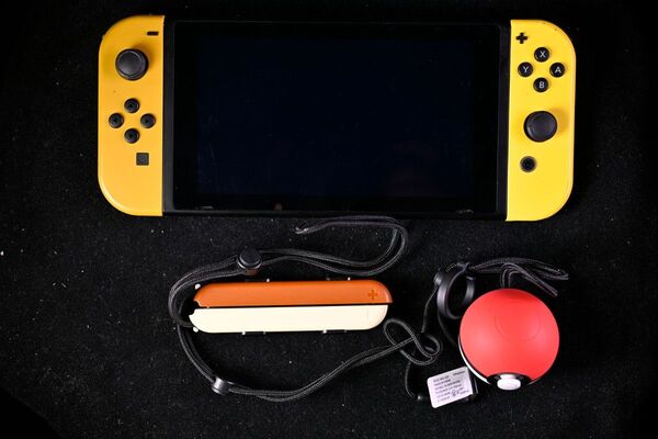 ニンテンドースイッチ本体 ピカチュウ&イーブイカラー Nintendo Switch