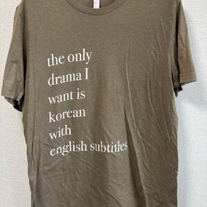 韓国ドラマ好きTシャツ カーキ Lサイズ相当 英字ロゴ