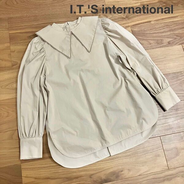 I.T.'S international STORYコラボブラウス ベージュ