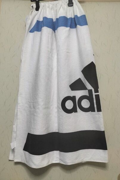 adidas アディダス ラップタオル プール用新品未使用タグ付き。サイズ 87cm×120cm素材 綿100%