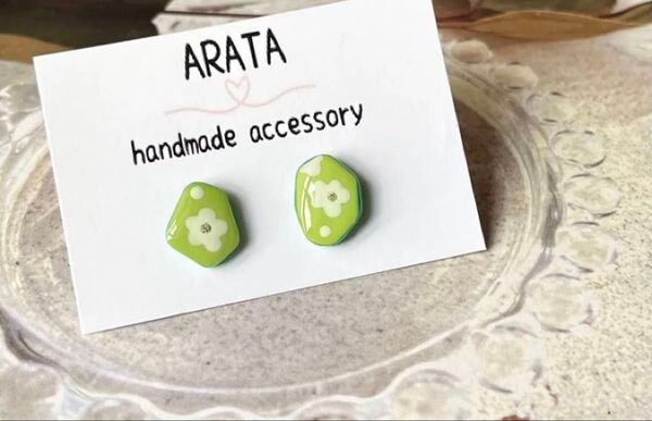 ハンドメイドピアス 鉱石型 イエローグリーン 黄緑 アシメ 花