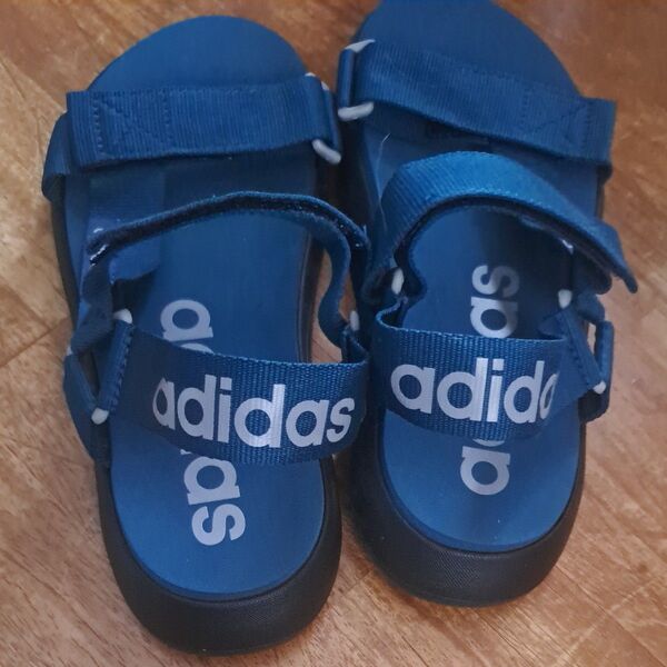 adidas スポーツサンダル 青緑