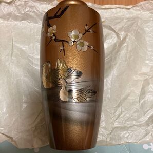 花と水鳥がデザインされた花瓶