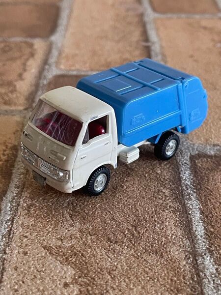 トミカ No.36 いすゞ エルフ 清掃車
