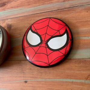 スパイダーマンのチョコレート缶♪缶蓋にスパイダーマンの顔が描かれたカッコいいレアな缶です♪