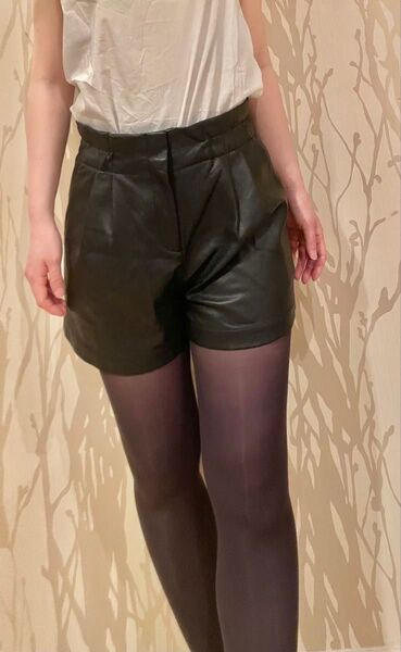 BCBGMAXAZRIA フェイクレザーショートパンツ