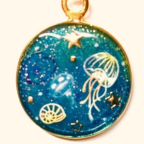 (2287)カラフルな海月のキーホルダーです♪ハンドメイド レジン 夏 海 クラゲ くらげ