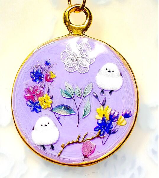 (2378) 可愛いシマエナガとお花のキーホルダーです♪ ハンドメイド レジン 鳥
