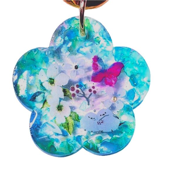 (2211)可愛いシマエナガのキーホルダーです♪ハンドメイド レジン 鳥 蝶々 お花