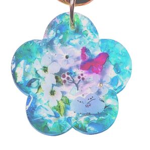 (2211)可愛いシマエナガのキーホルダーです♪ハンドメイド レジン 鳥 蝶々 お花