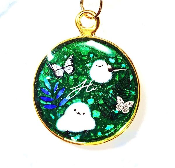 (2371) 可愛いシマエナガのキーホルダーです♪ハンドメイド レジン 鳥 蝶々