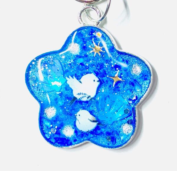 (2332) 夏の涼しげなシマエナガちゃんのキーホルダーです♪ハンドメイド レジン 鳥