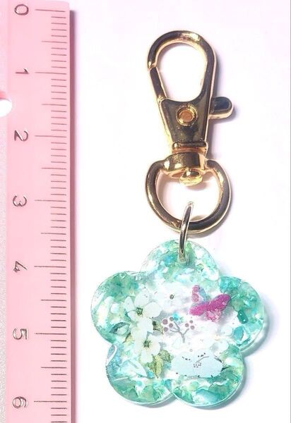 (2211)可愛いシマエナガのキーホルダーです♪ハンドメイド レジン 鳥 蝶々 お花