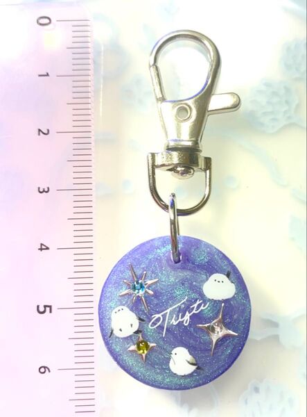 (2388 ) マーブル背景が可愛いシマエナガのキーホルダーです♪ハンドメイド レジン 鳥