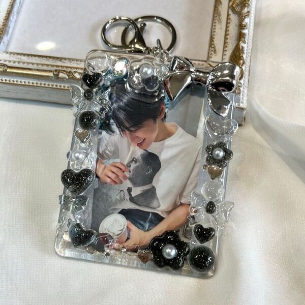 トレカキーホルダーデコ レジン 黒 ASTRO チャウヌ txt ヨンジュン bts ブラック トレカケース bts 匿名