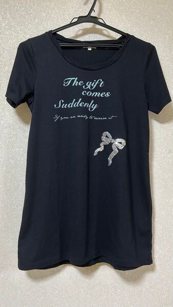 新品同様 黒色 Tシャツ カットソー 半袖 ビーズリボン付き