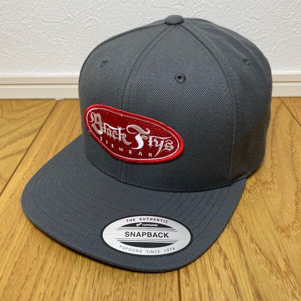 美品 BLACK FLYS ブラックフライズ スナップバック キャップ グレー CAP