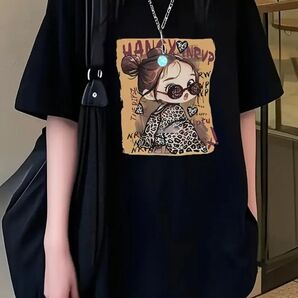 女性向けの可愛いキャラクタープリントTシャツ、ブラックラウンドネック、ルーズフィット、ミッドレングス、カジュアルスタイ