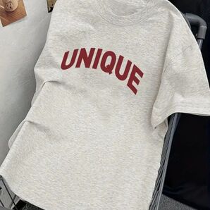 レディース カジュアル ルーズフィット ラウンドネック 半袖Tシャツ 「UNIQUE」大胆な赤文字プリント - ライトグレー