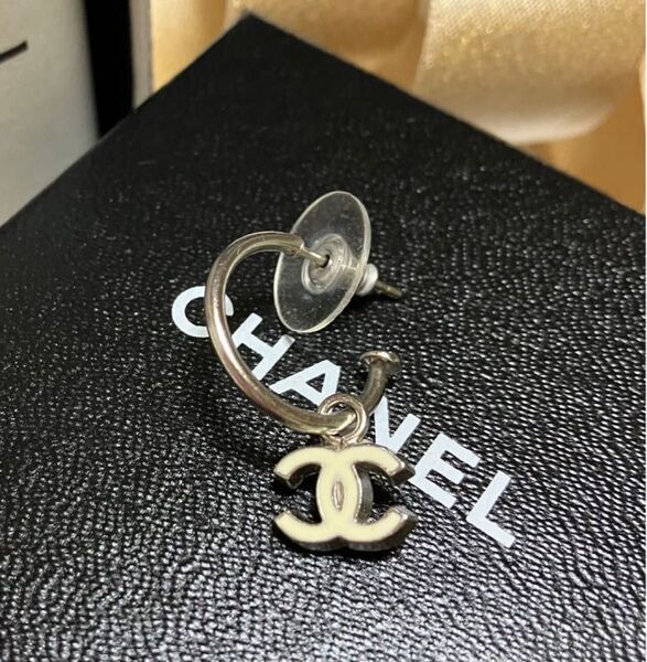 正規品 極美品CHANEL シャネルココマーク ピアス 片耳 シルバー×ホワイト
