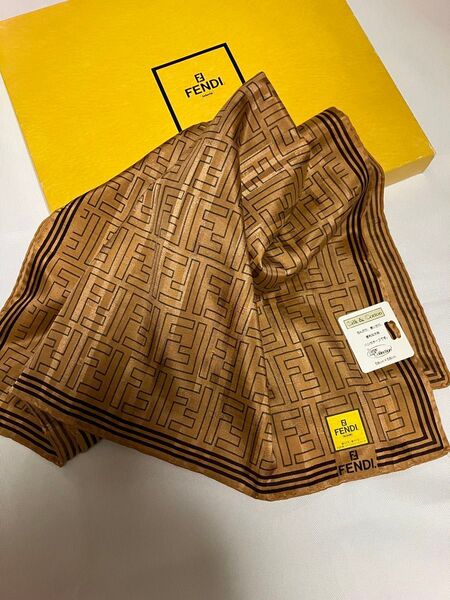 新品 黄色 タグ付きFENDI ズッカ柄ミニスカーフ 正規品 ゴールドブラウン スカーフ ハンカチーフ