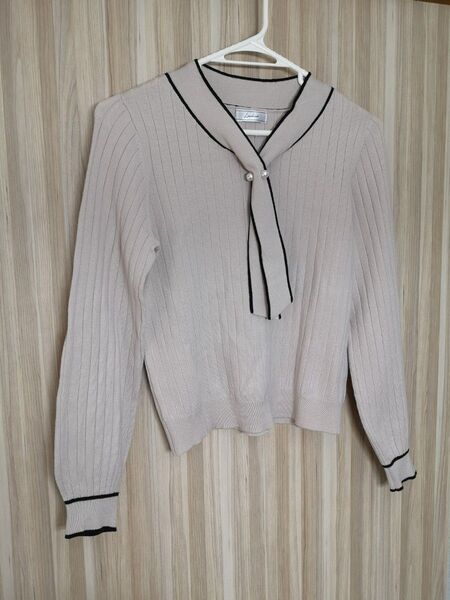 【中古】 ベージュ 薄手ニット 長袖 カットソー ボウタイ Мサイズ 飾り付き パール