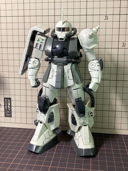 【ジャンク】バンダイMG 1/100 シン・マツナガ専用ザクII(機動戦士ガンダム)組立済ガンプラジャンク品