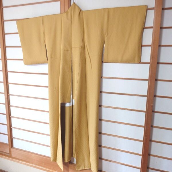 着物 色無地 地紋生地 一つ紋 略礼装 和辛子色
