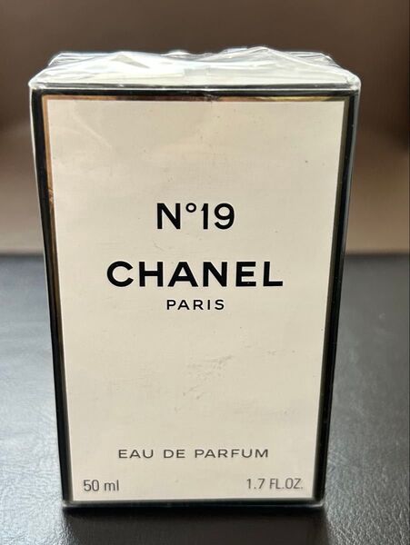 CHANEL N°19 オードゥ パルファム 50ml 新品未開封