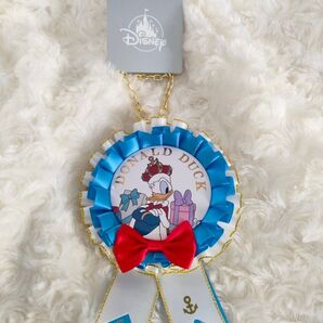ディズニーストア ドナルド ロゼット缶バッジ ☆ DONALD THE KING BIRTHDAY