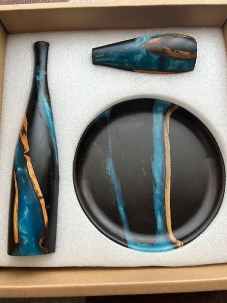 インテリア雑貨飾り天然胡桃の木とレジン(樹脂)青色融合美、木製アートお茶プレートと花瓶3点セット、職人手作りデザイン世の中一点物