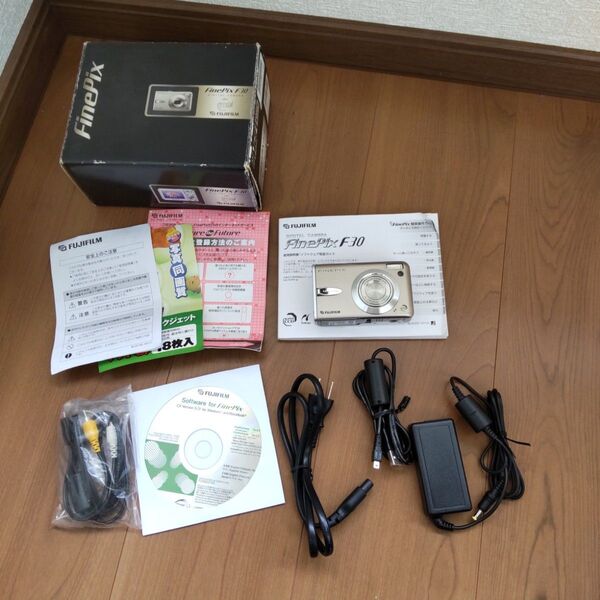 FUJIFILM FINEPIX F30 フジフイルム デジタルカメラ デジカメ シルバー
