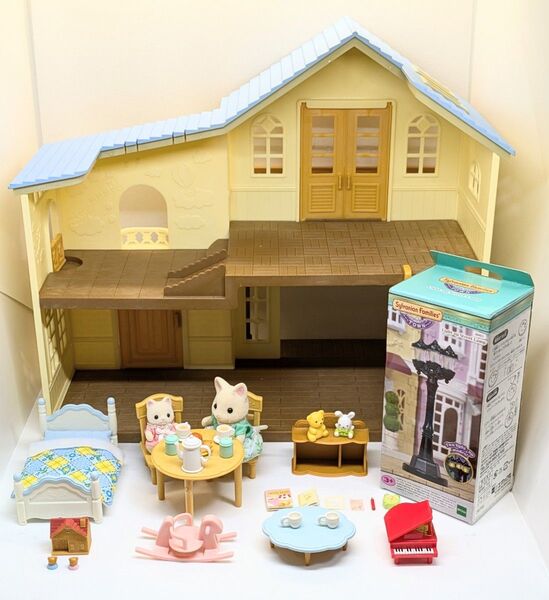シルバニアファミリー そよかぜ丘のお家ギフトセット(中古品)+ライトアップストリートランプ(新品未使用) セット売り