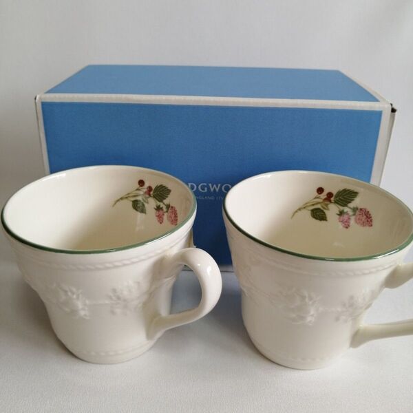 《未使用保管品》 WEDGWOOD ウェッジウッド ペア マグカップ フェスティビティ ラズベリー