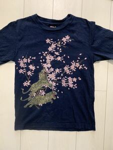 古着　和柄　虎　半袖Tシャツ 半そでTシャツ　Tシャツ　（TORA）ビンテージ加工　美品　寅　桜　ダメージ加工　紺色　ネイビー　Ｍ　メンズ