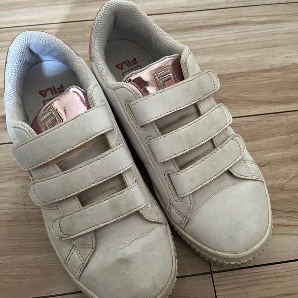 12-FILA マジックテープ スニーカー ホワイト ピンク 24。買った定価13000ぐらいしました。