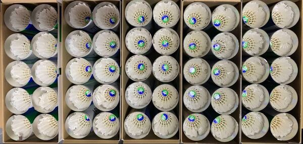 ヨネックスバドミントンシャトル中古600ケ 50ダース分 うれしい筒箱付き 手芸などにも 部活動やジュニア練習にも