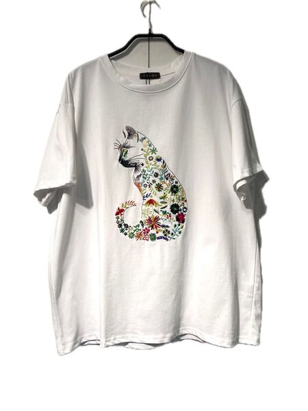 新品タグ付き上質綿100%しっかり生地コットンカットソー刺繍かすごい!猫柄ゆったり楽々白ベースTシャツLサイズLLサイズお洒落ネコ