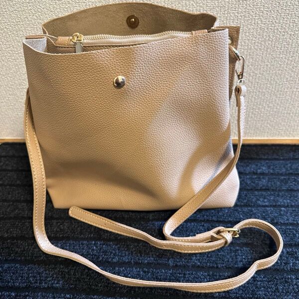 ショルダーバッグ レザー革 斜めがけ ベージュ