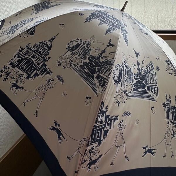 送料無料【新品タグ付き】Aquascutum(アクアスキュータム) ロンドンガール柄 雨傘(長傘) 長傘 傘 ブルー 青