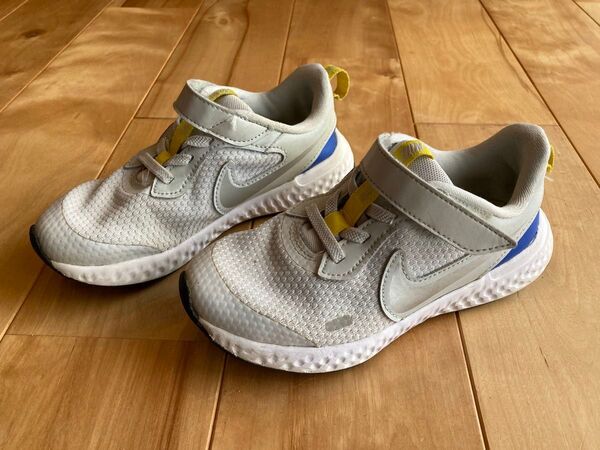 NIKE レボリューション キッズ スニーカー 18cm グレー