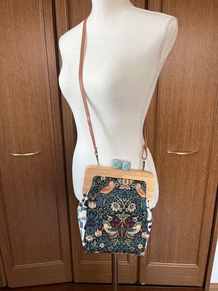 ハンドメイド ミナペルホネン 木のがま口バッグ
