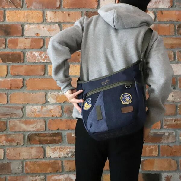 定価約10000円 最安値 正規品 最安値 約半額 セール TOMCAT SHOULDER AVIREX AX1170K