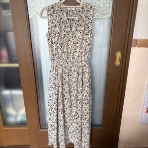 ユニクロ プリントシャーリングロングワンピース ホワイトM