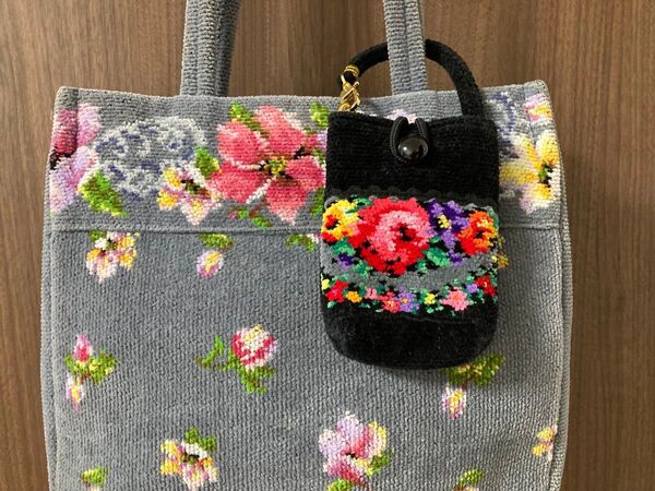 フェイラー ポーチ 極美品 携帯ケース 小物入れ& かわいい くまちゃん いちご チャーム差し上げます!!2点セット