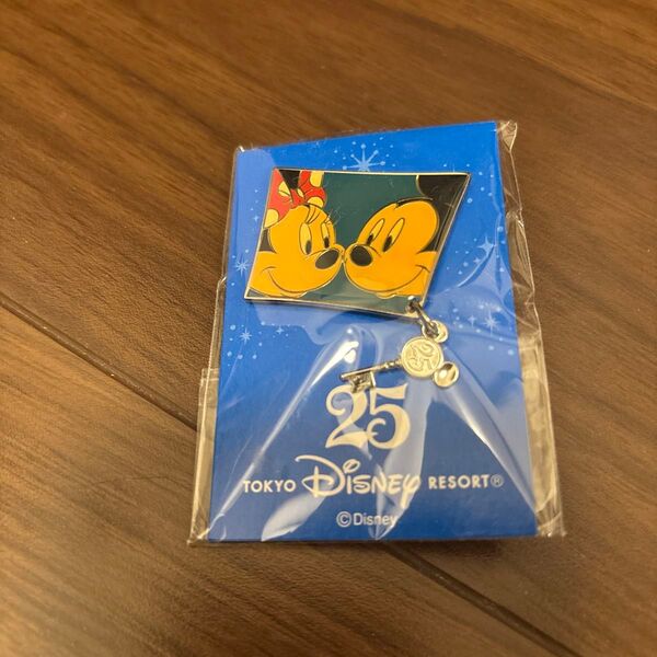 非売品 未使用 ディズニーリゾート25周年 ピンバッジ