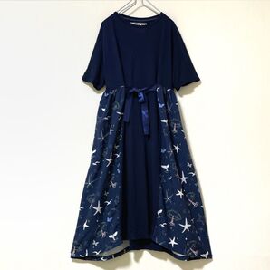 ラウンドネックににぎやかなコミカルプリントのゆるっと切替ロングフレアワンピース