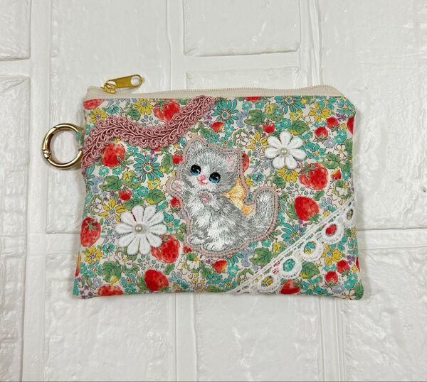 いちご柄×ねこちゃん ビーズ刺繍 ミニポーチ 小物入れ ハンドメイド 大人可愛い フェイクレザー