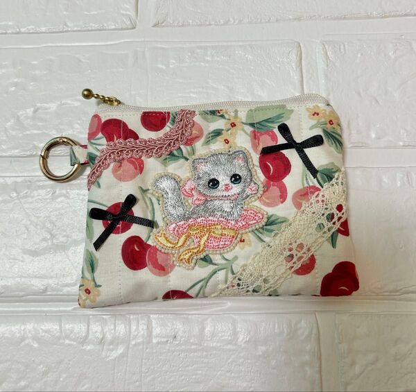 チェリー柄×ねこちゃん ビーズ刺繍 ミニポーチ 小物入れ ハンドメイド 大人可愛い ねこ ネコ 1点物