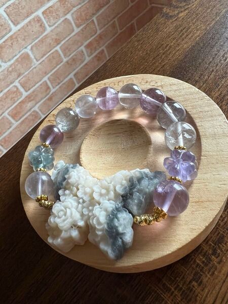 売約済み 綺麗な彫りの蝶々 珍しいホワイトフローライトでシックに大人っぽいデザインブレスレット